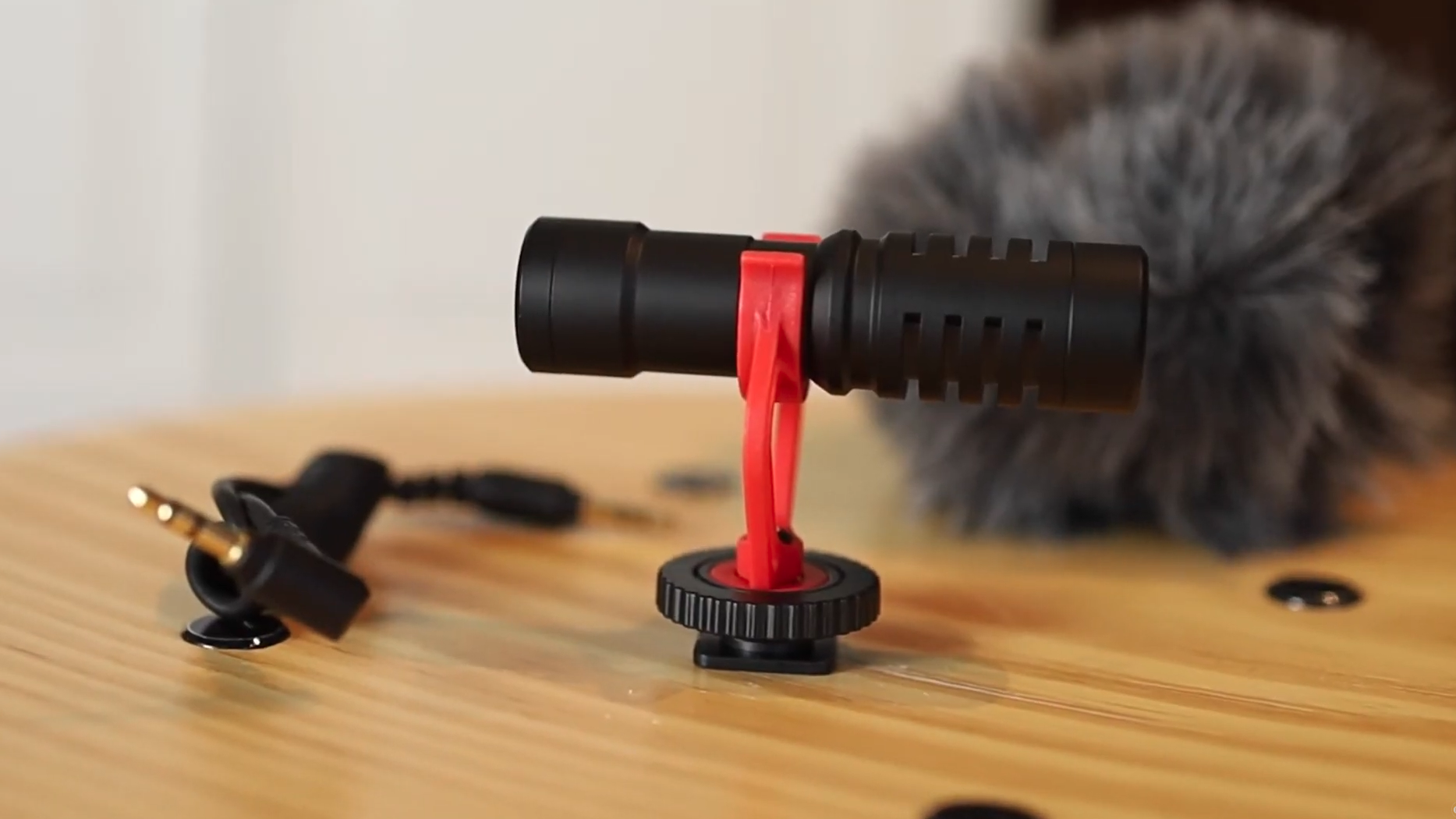 Movo VXR10 Shotgun Mic -powered by your DSLR or mirrorless camera.